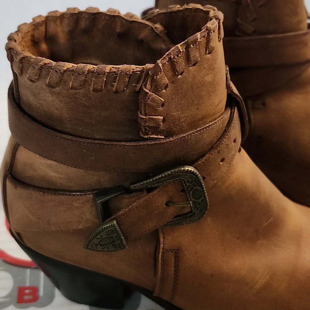 Vintage Tan Distressed Dingo Boots